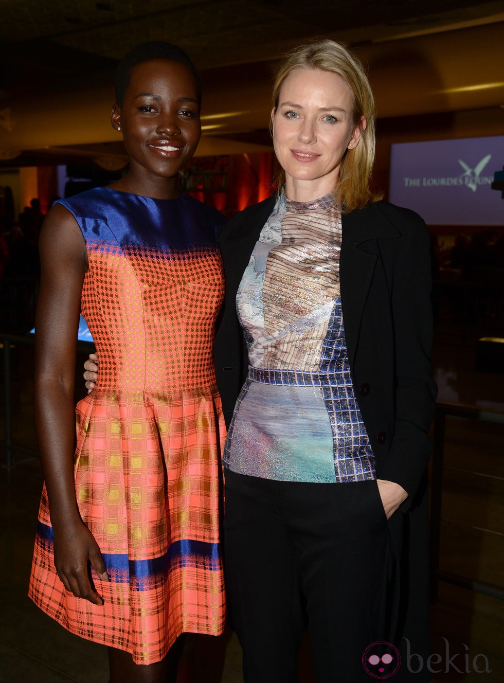 Lupita Nyong'o y Naomi Watts en un acto organizado por la Fundación Lourdes en Los Angeles para conocer al Dalai Lama