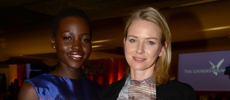 Lupita Nyong'o y Naomi Watts en un acto organizado por la Fundación Lourdes en Los Angeles para conocer al Dalai Lama