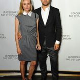 Diane Kruger y Joshua Jackson en un acto organizado por la Fundación Lourdes en Los Angeles para conocer al Dalai Lama