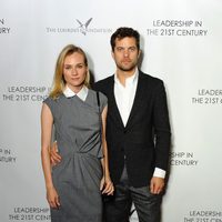 Diane Kruger y Joshua Jackson en un acto organizado por la Fundación Lourdes en Los Angeles para conocer al Dalai Lama