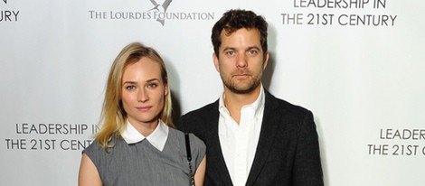 Diane Kruger y Joshua Jackson en un acto organizado por la Fundación Lourdes en Los Angeles para conocer al Dalai Lama