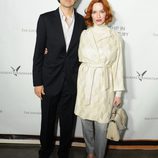 Christina Hendricks y Geoffrey Arend en un acto organizado por la Fundación Lourdes en Los Angeles para conocer al Dalai Lama