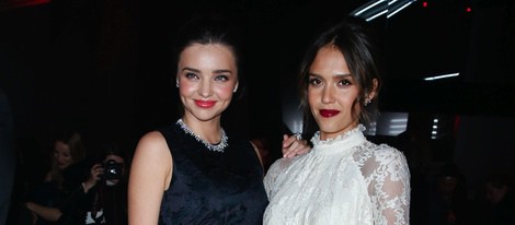 Miranda Kerr y Jessica Alba en el desfile de H&M en la Semana de la Moda de París 2014