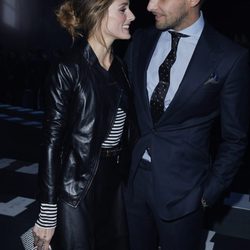 Olivia Palermo y Johannes Huebl muy acaramelados en el desfile de H&M en la Semana de la Moda de París 2014