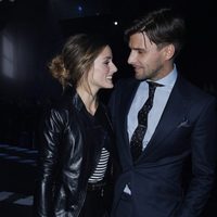 Olivia Palermo y Johannes Huebl muy acaramelados en el desfile de H&M en la Semana de la Moda de París 2014