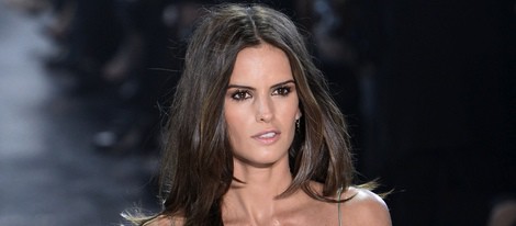 Izabel Goulart desfilando para H&M en la Semana de la Moda de París 2014