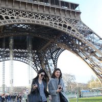 Kendall Jenner haciendo turismo con una amiga por París