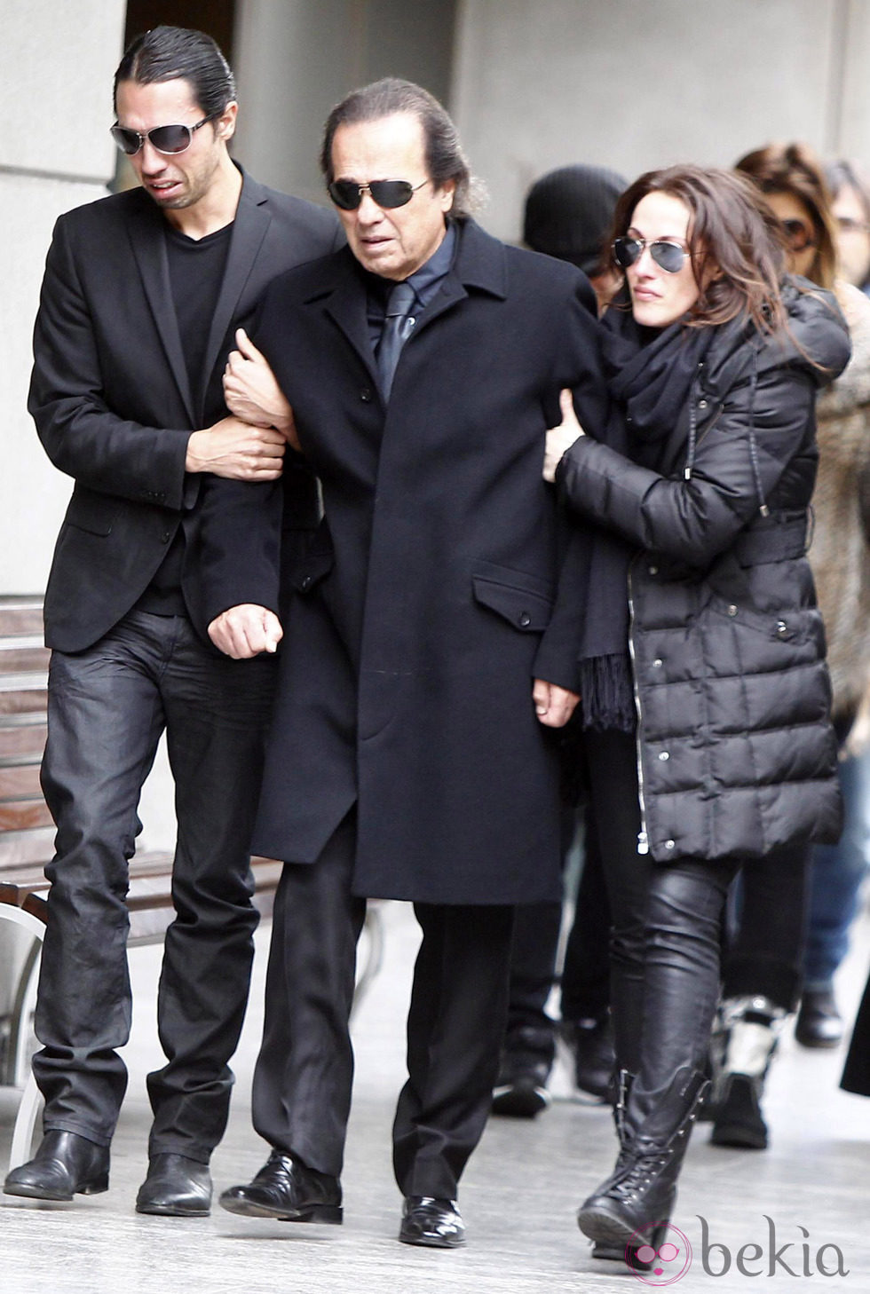 Pepé de Lucía y Malú en la capilla ardiente de Paco de Lucía