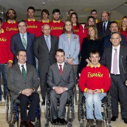 La Infanta Elena con el equipo paralímpico español que compite en Sochi