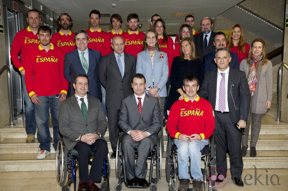 La Infanta Elena con el equipo paralímpico español que compite en Sochi