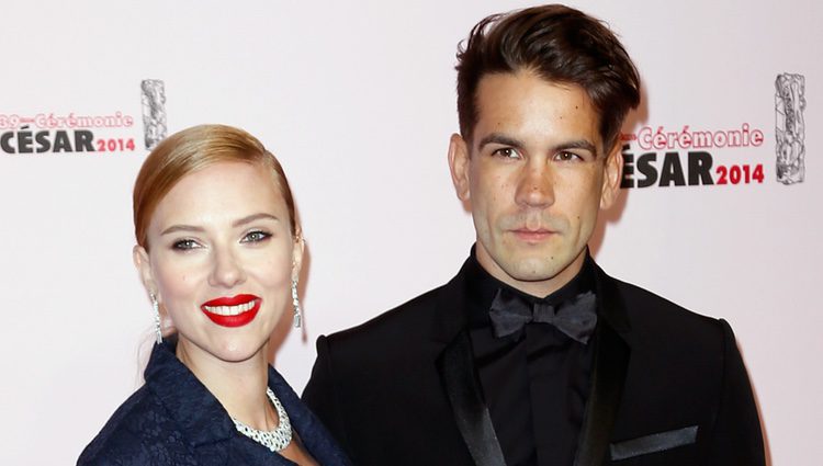 Scarlett Johansson y Romain Dauriac en los Premios César 2014