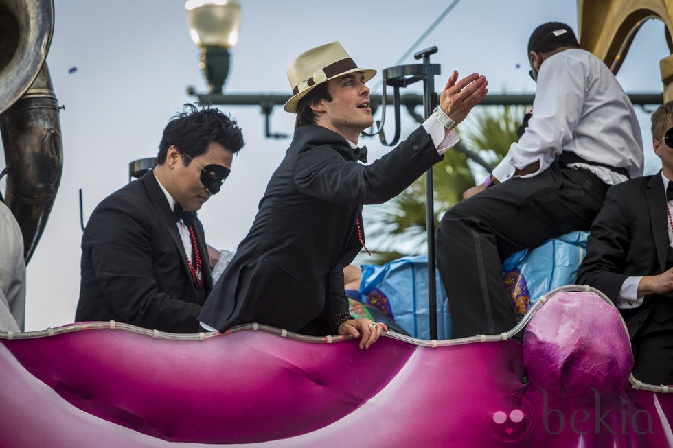 Ian Somerhalder durante el desfile de carnaval de Nueva Orleans