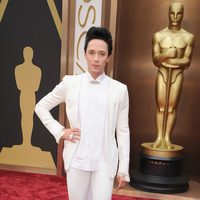 Johnny Weir en la alfombra roja de los Oscar 2014