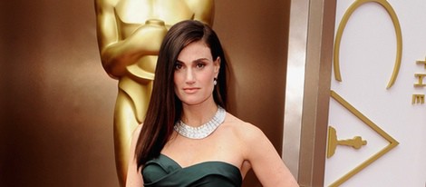 Idina Menzel en la alfombra roja de los Oscar 2014