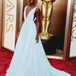 Lupita Nyong'o en la alfombra roja de los Oscar 2014