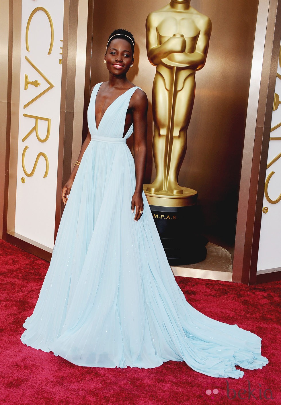 Lupita Nyong'o en la alfombra roja de los Oscar 2014