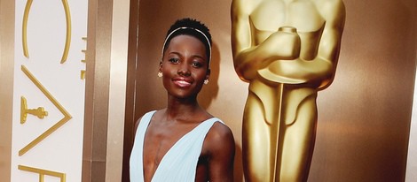 Lupita Nyong'o en la alfombra roja de los Oscar 2014