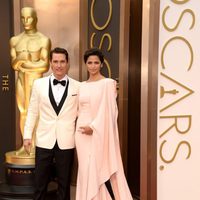 Matthew McConaughey y Camila Alves en la alfombra roja de los Oscar 2014