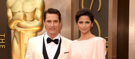 Matthew McConaughey y Camila Alves en la alfombra roja de los Oscar 2014