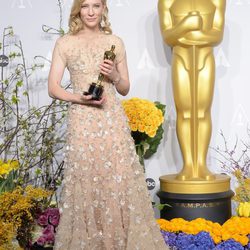 Cate Blanchett posa con su premio en los Oscar 2014