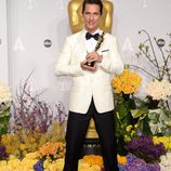 Matthew McConaughey posa con su premio en los Oscar 2014