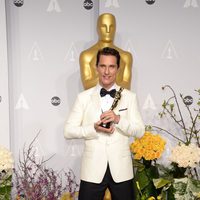 Matthew McConaughey posa con su premio en los Oscar 2014