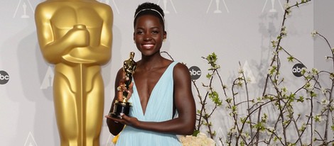 Lupita Nyong'o posa con su premio en los Oscar 2014