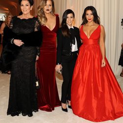 Kris Jenner con sus hijas Khloe, Kourtney y Kim Kardashian en la fiesta post Oscar 2014 organizada por Elton John