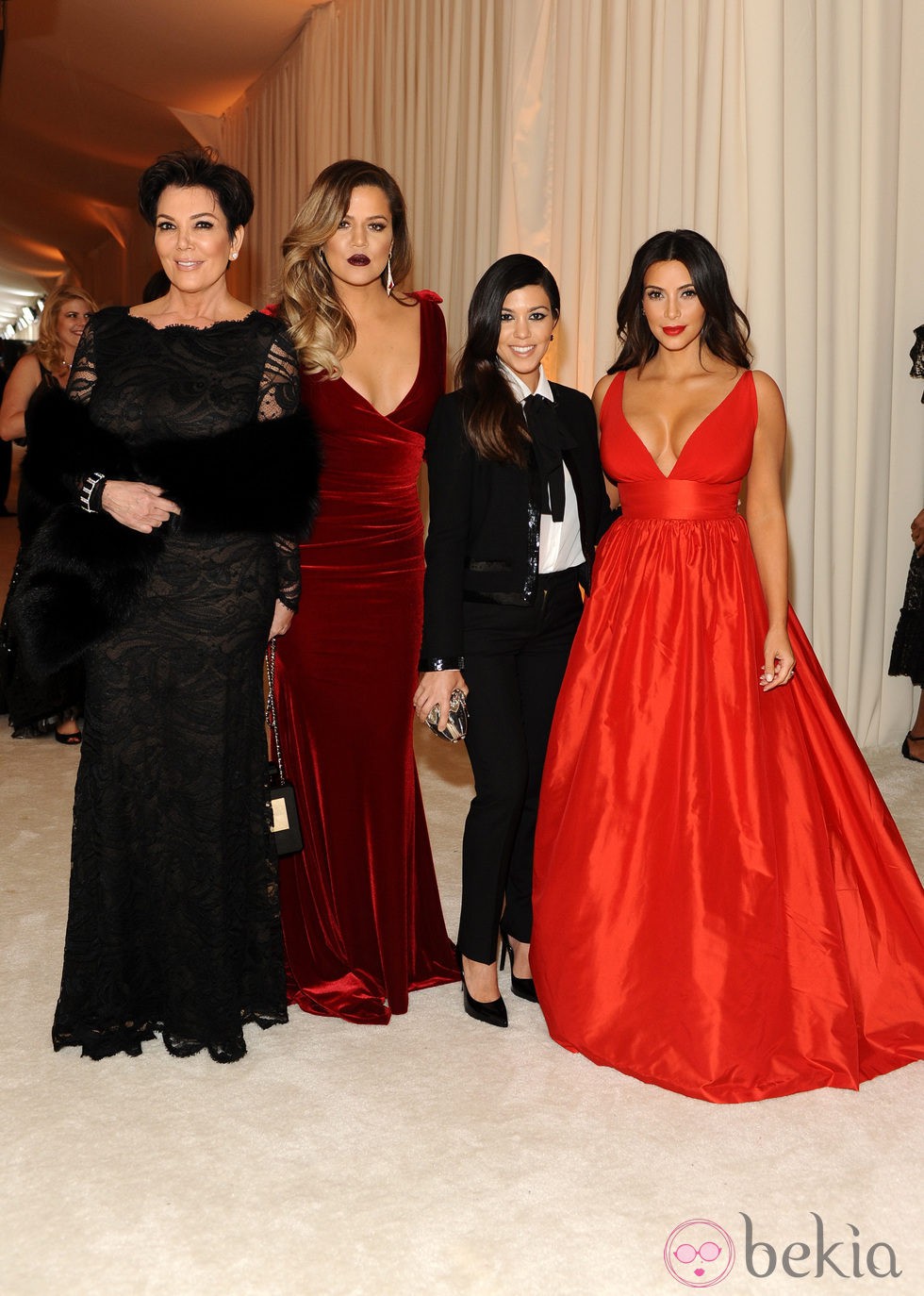 Kris Jenner con sus hijas Khloe, Kourtney y Kim Kardashian en la fiesta post Oscar 2014 organizada por Elton John