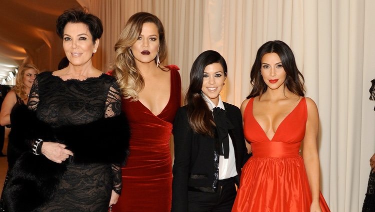 Kris Jenner con sus hijas Khloe, Kourtney y Kim Kardashian en la fiesta post Oscar 2014 organizada por Elton John