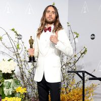 Jared Leto posa con su premio en los Oscar 2014