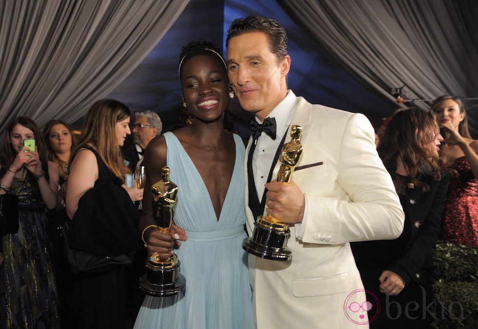 Lupita Nyongo'o y Matthew McConaughey en la fiesta Governors Ball tras los Oscar 2014