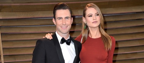 Adam Levine y Behati Prinsloo en la fiesta Vanity Fair tras los Oscar 2014