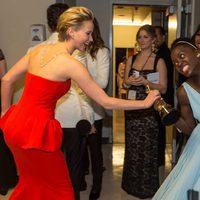 Jennifer Lawrence intenta quitar el Oscar de Lupita Nyong'o