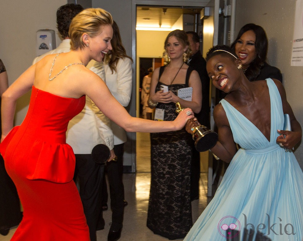 Jennifer Lawrence intenta quitar el Oscar de Lupita Nyong'o