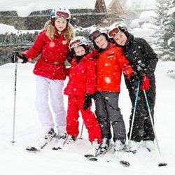 Los hijos de los Reyes de Bélgica esquiando en Suiza