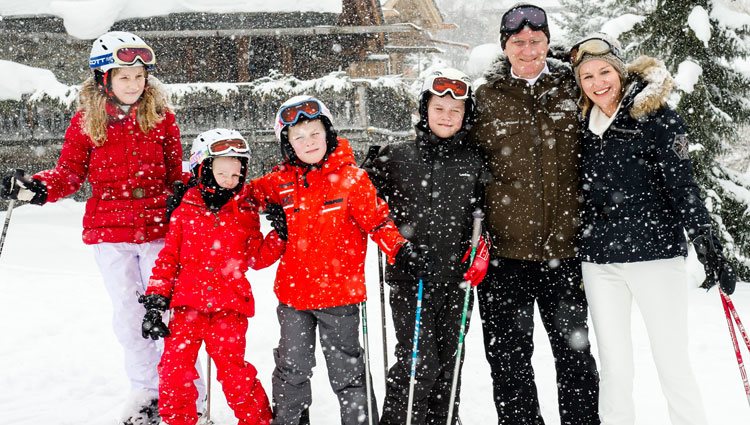 Los Reyes de Bélgica y sus hijos esquiando en Suiza