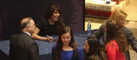 Lea Michele firmando discos de 'Louder' en Nueva Jersey