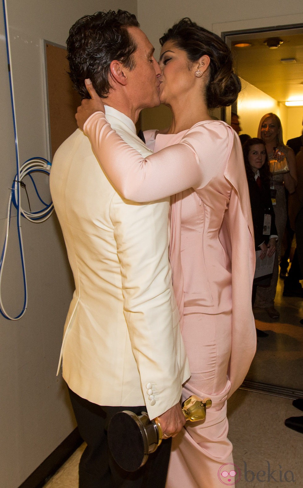 Matthew McConaughey y Camila Alves besándose en los Oscar 2014