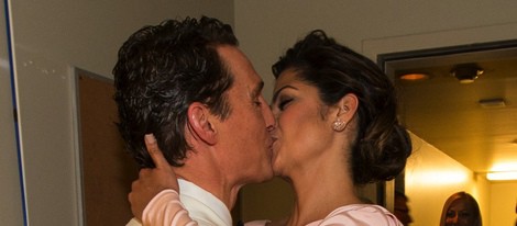 Matthew McConaughey y Camila Alves besándose en los Oscar 2014