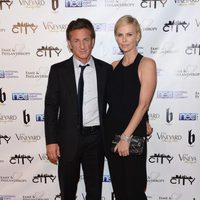 Sean Penn y Charlize Theron en una fiesta post Oscar 2014