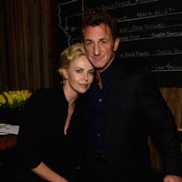 Charlize Theron y Sean Penn muy cariñosos en una fiesta en Los Angeles