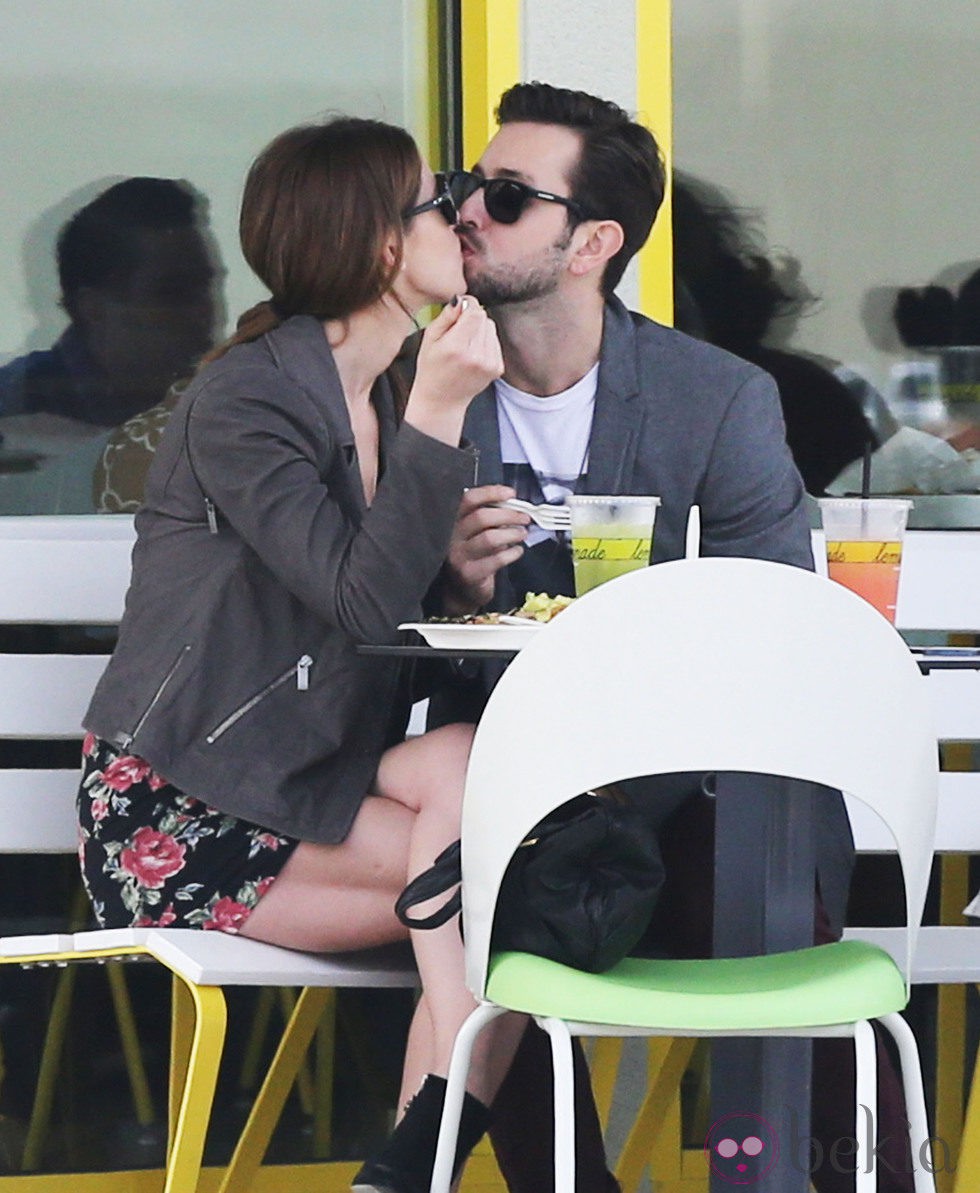 Ashley Greene muy cariñosa con su novio Paul Khoury