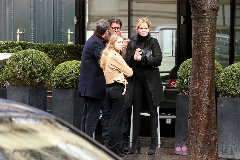 Melanie Griffith y Stella Banderas en París