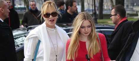 Melanie Griffith y Stella Banderas en la Semana de la Moda de Paris 2014