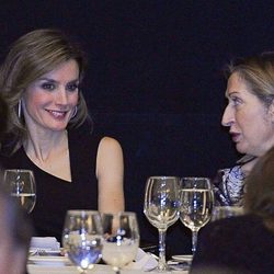 La Princesa Letizia charla con Ana Pastor en el homenaje a Enrique V. Iglesias