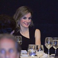 La Princesa Letizia charla con Ana Pastor en el homenaje a Enrique V. Iglesias