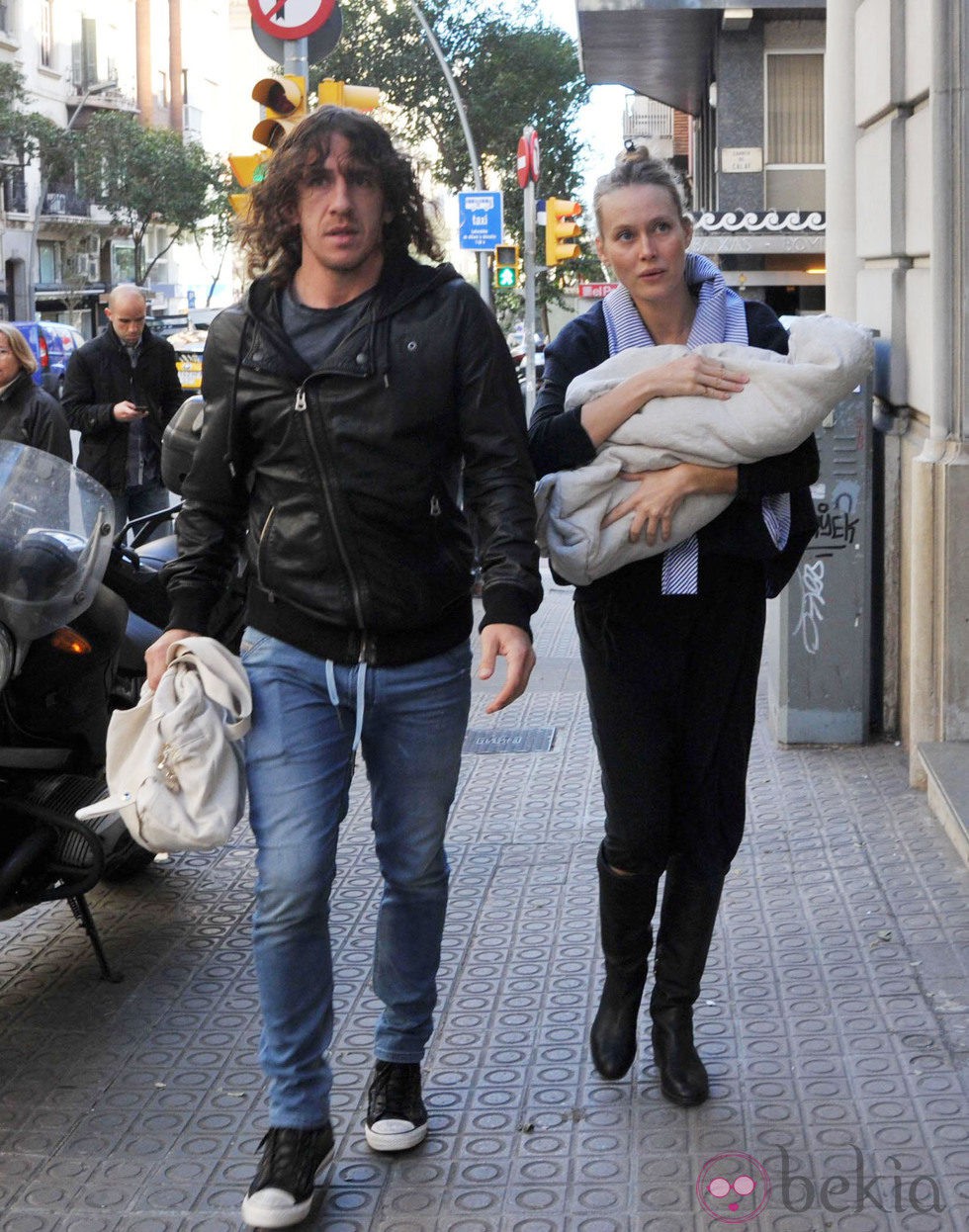 Carles Puyol y Vanesa Lorenzo con su hija Manuela en Barcelona