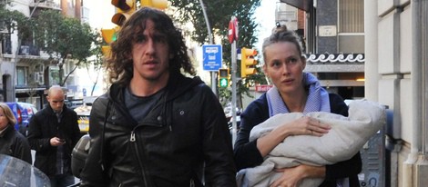 Carles Puyol y Vanesa Lorenzo con su hija Manuela en Barcelona