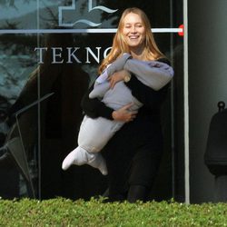 Vanesa Lorenzo con su hija Manuela en brazos